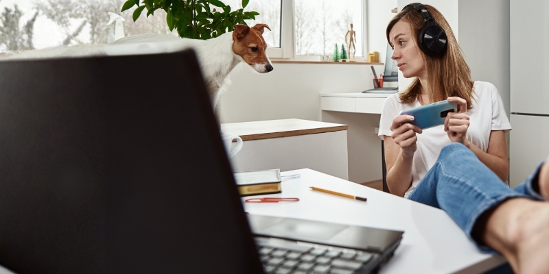 Avoiding-distractions-online-learning Woman in 40s with a laptop looking into studies again